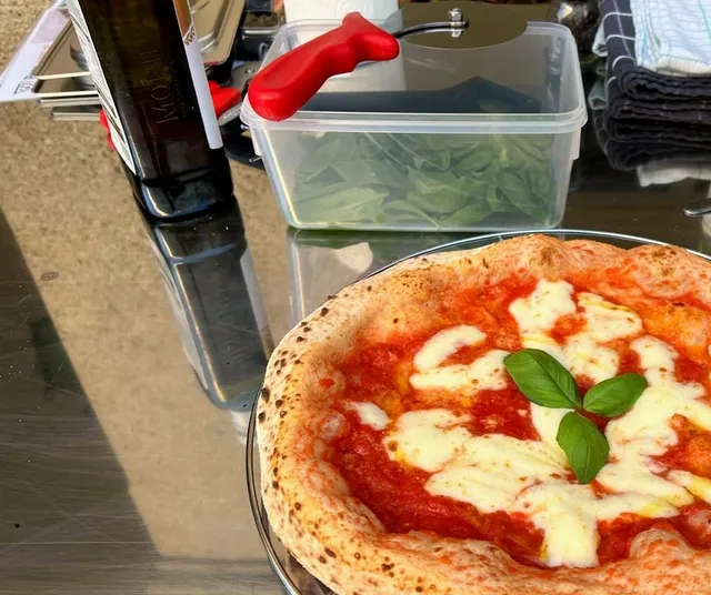 Neapolitanische Margherita Pizza