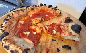 Fertige Pizza am Buffet
